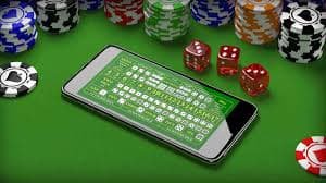 Pemain menikmati taruhan olahraga sepak bola di perangkat mobile